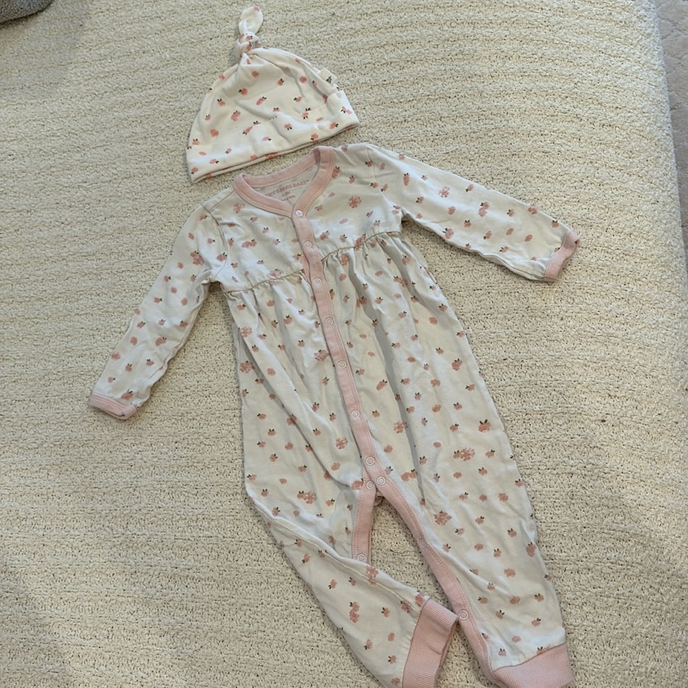 Burt’s Bees button up floral onesie and matching cap 6-9 months